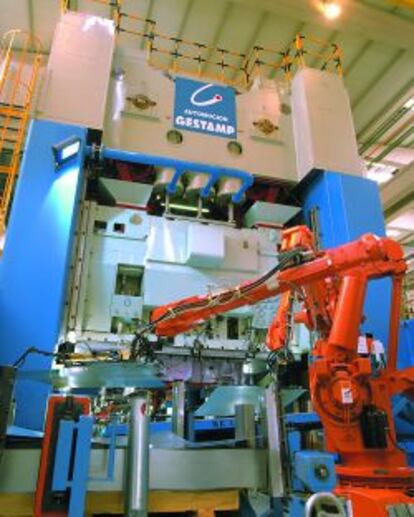 Robot en una f&aacute;brica del fabricante espa&ntilde;ol de componentes de automoci&oacute;n Gestamp. El grupo industrial japon&eacute;s Mitsui ha adquirido el 30% de su negocio en Latinoam&eacute;rica.