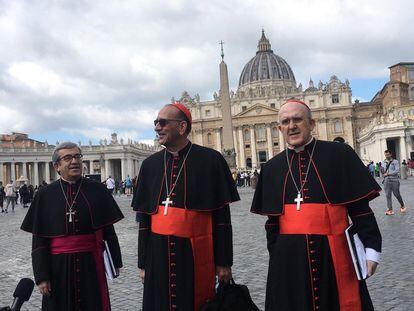 Cardenales Juan José Omella, arzobispo de Barcelona, y Carlos Osoro, arzobispo de Madrid, en el Vaticano