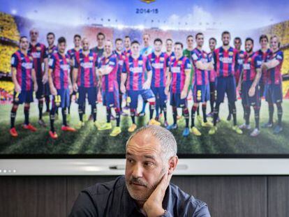 Andoni Zubizarreta, en un momento de la entrevista, en la ciudad deportiva del Barcelona. 