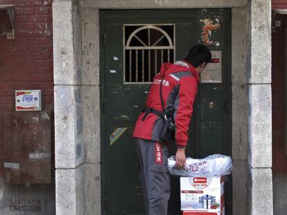 Un empleado de JD.com entrega un pedido a domicilio en Pek&iacute;n.