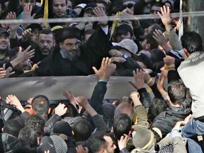 El jeque Nasralá saluda a sus fieles durante la celebración de la Achura, ayer en Beirut.