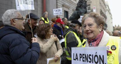 Jubilados se manifiestan ante la puerta del Congreso