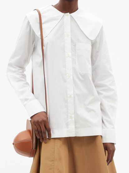 El perfecto híbrido entre la camisa clásica blanca y la romántica de exagerados cuellos babero que tanto hemos visto la temporada pasada es esta camisa de JW Anderson.
390€

 
