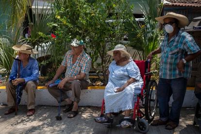 Adultos mayores esperan recibir la pensión del gobierno de México