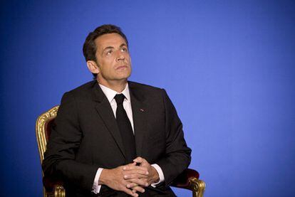 El presidente de Francia, Nicolas Sarkozy, escucha en un acto celebrado en el Elíseo el 4 de mayo de 2009.