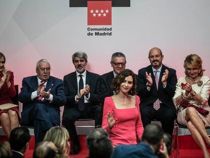 La presidenta de la Comunidad de Madrid, Isabel Díaz Ayuso, es ovacionada a su llegada al acto de entrega de medallas de la Comunidad de Madrid, en mayo de 2022. Detrás, de izquierda a derecha, los expresidentes Cristina Cifuentes, Joaquín Leguina, Ángel Garrido, Alberto Ruiz-Gallardón, Pedro Rollán y Esperanza Aguirre.