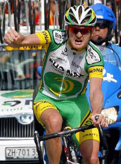 Floyd Landis cruza victorioso la meta en Morzine durante el Tour de 2006.