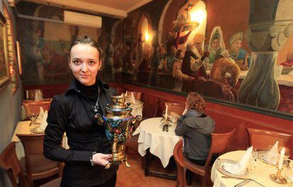 Anna Danko es la única rusa del mítico restaurante -las cocineras son de otros países de la antigua Unión Soviética- pero ella sola llena los tres bonitos salones del local con sus muchas atenciones y su conversación inteligente y pizpireta: "¿Qué es la movida esa de Arco?".