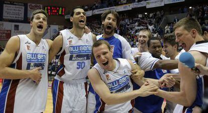 Los jugadores del Blusens Obradoiro celebran su pase a los play off tras ganar al Uxue Bilbao esta ma&ntilde;ana en Santiago.