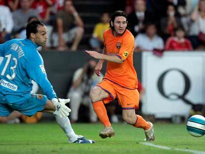 Messi pasa el balón ante la salida de Rubén Pérez en la jugada en que Puyol marcó el primer gol del Barça.