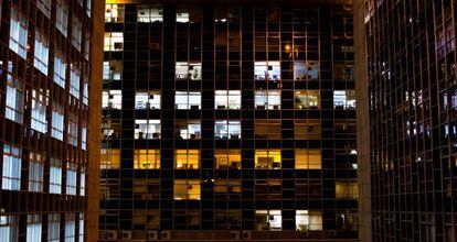 Edificio iluminado de noche en Madrid.