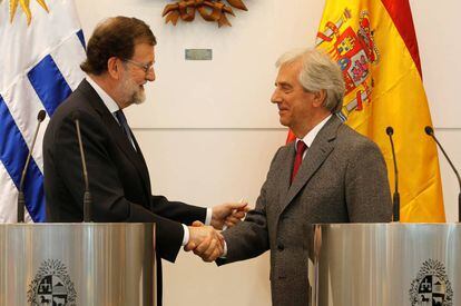 El presidente espa&ntilde;ol, Mariano Rajoy, y el presidente uruguayo, Tabar&eacute; V&aacute;zquez, se saludan en Montevideo.