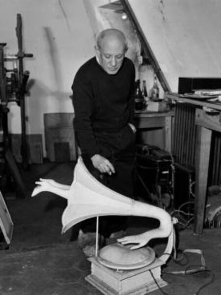 Picasso con el objet surrealista Jamais, de Óscar Domínguez, en París, 1947.