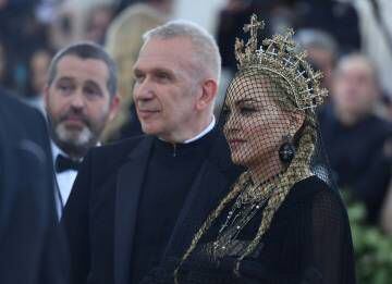 El diseñador francés Jean-Paul Gaultier y la reina del pop, Madonna.