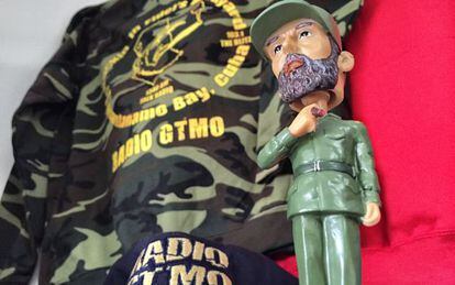 La radio de la base de Guant&aacute;namo vende mu&ntilde;ecos y camisetas con Fidel Castro de protagonista