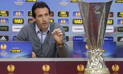 Emery da la rueda de prensa con la copa de la Liga Europa el pasado abril.