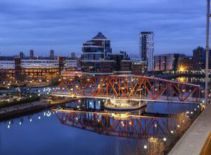 Vista nocturna de la ciudad de Manchester, Inglaterra.