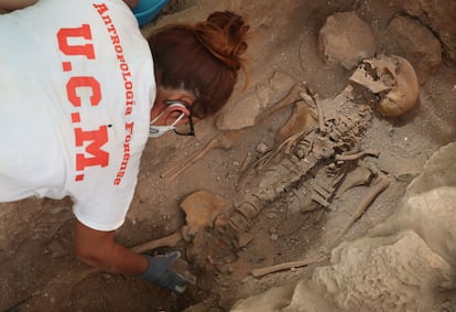 Trabajos de exhumación de la fosa común anexa al cementerio de Almagro, en Ciudad Real, el pasado mayo.