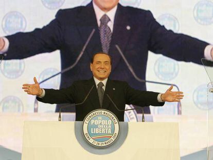Silvio Berlusconi se dirige a los asistentes de un congreso de su partido en Roma, en marzo de 2009. 