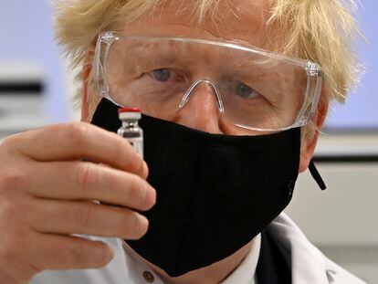 Boris Johnson con un vial de la vacuna de AstraZeneca contra la covid-19.