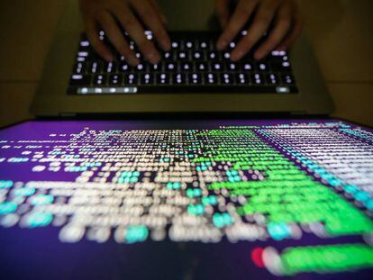 Un 'hacker' se infiltra en un sistema informático.