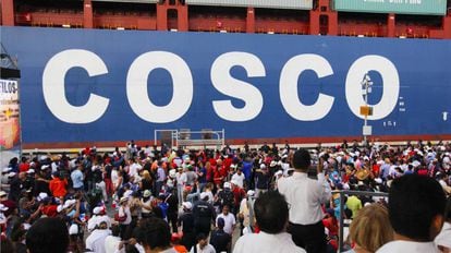 Un buque de Cosco Shipping con el nombre de la empresa china.