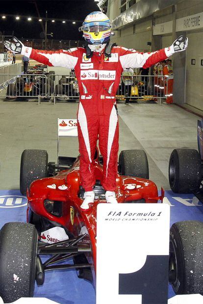 Fernando Alonso celebra su victoria en Singapur.