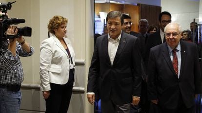 Javier Fernández junto a su compañero de partido Vicente Álvarez Areces.