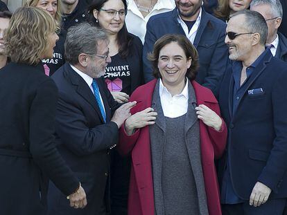 La alcaldesa de Barcelona, Ada Colau (c), junto al presidente del grupo PRISA, Juan Luis Cebrián (i), y el cantante Miguel Bosé.