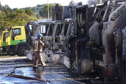Camions cremats al pati de l&#039;empresa Rubinet.