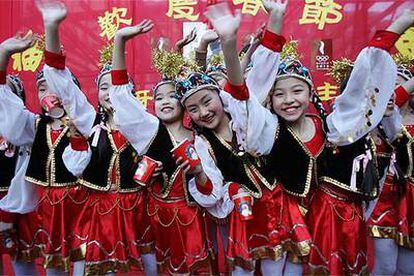Jóvenes chinas durante la celebración del Año Nuevo chino en el barrio de Lavapiés de Madrid.