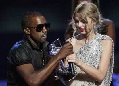Kanye West interrumpe el discurso de Taylor Swift en los premios MTV 2009, lo que desató la guerra entre ellos.