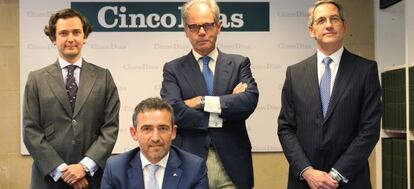 De pie, Borja Peñas de Bustillo (socio de KPMG), Ignacio Eyries (director general de Caser), José Gabriel Puche (socio de Deloitte). Sentado, Álvaro García Diéguez (director general de Abanca Seguros).
