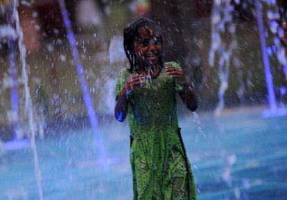 El agua también es ocio y divertimento. Una niña de Sri Lanka juega en una fuente en un parque de Colombo, la ciudad más poblada.