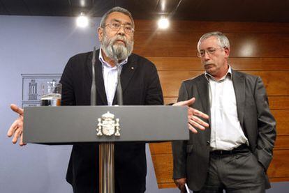 Cándido Méndez e Ignacio Fernández Toxo, durante la rueda de prensa posterior al encuentro con el presidente Zapatero en La Moncloa.
