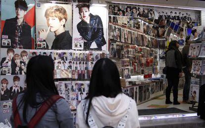Jóvenes tokiotas en una tienda especializada en 'merchandising' de música K-pop, en el barrio de Shin Okubo.