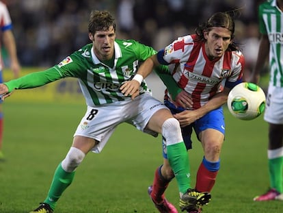 Rub&eacute;n P&eacute;rez y Filipe Luis disputan el bal&oacute;n.