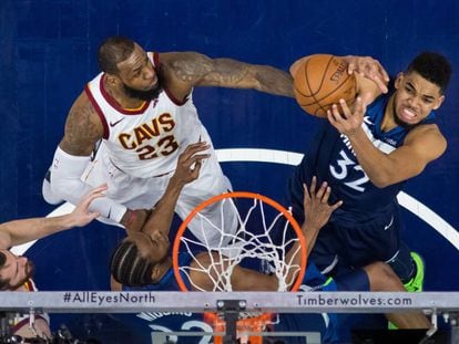 LeBron James y Towns luchan por un rebote.