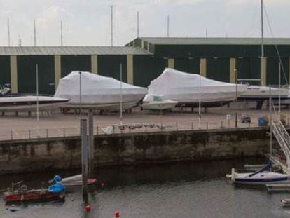 Al fondo, dos de las naves que serán demolidas en el puerto de A Lagoa