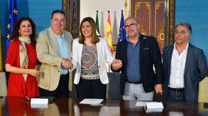 Susana D&iacute;az, con la consejera Mar&iacute;a Jes&uacute;s Montero y los representantes sindicales.
