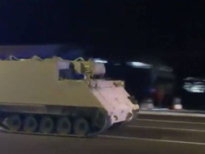 Un tanque conducido por un soldado norteamericano huye de la Policía.