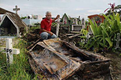 Froilán Cevallos frente a uno de los ataúdes abandonados después de las últimas exhumaciones.
