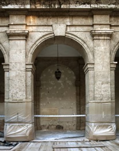 Un detalle del claustro del Palacio del Temple de Valencia, con las obras de rehabilitaci&oacute;n paralizadas. 