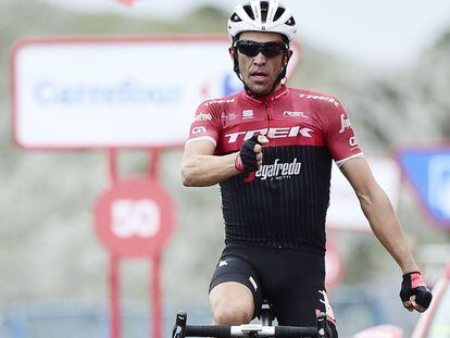 Contador celebra la victoria en el Angliru.