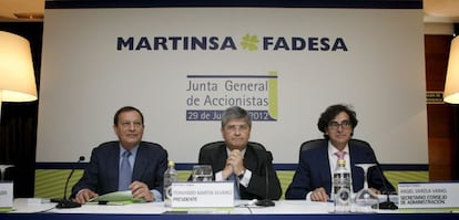 El presidente de la inmobiliaria Martinsa-Fadesa, Fernando Mart&iacute;n (c), acompa&ntilde;ado del consejero delegado, Antonio Mart&iacute;n Criado (i) y el secretario del consejo, &Aacute;ngel Varela, durante una junta General Ordinaria de Accionistas en 2012. EFE/Archivo