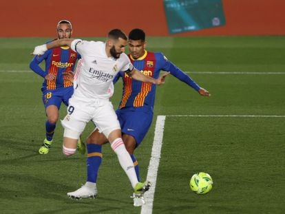 El delantero del Real Madrid Karim Benzema remata para conseguir el primer gol del equipo ante el FC Barcelona, durante el Clásico de La Liga del pasado mes de Abril en el estadio Alfredo di Stéfano.