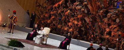 El Papa se dirige a los participantes en una conferencia sobre educaci&oacute;n en la sala Pablo VI del Vaticano. 