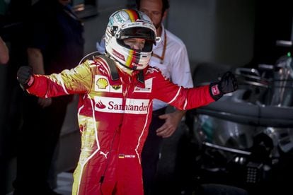 Sebastian Vettel celebra su victoria después de la carrera.