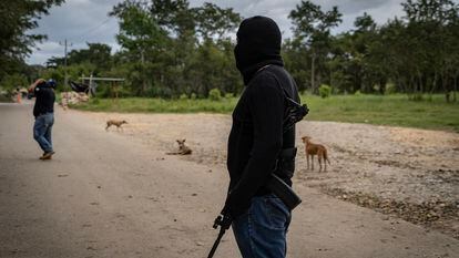 Pobladores de la comunidad Frontera Corozal, en el municipio de Ocosingo,  Chiapas, montaron guardias comunitarias de 24 horas para restringir temporalmente el acceso al lugar debido a la inseguridad creciente generada por el crimen organizado en la región. En la imagen, miembros de la guardia comunitaria en el punto de ingreso a Frontera Corozal, el 6 de febrero de 2024.  El sitio era visitado por cientos de turistas que llegaban a la zona arqueológica de Yaxchilán, en la selva lacandona.