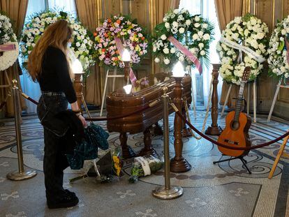Una seguidora se despide del cantautor cubano Pablo Milánes este miércoles en la capilla ardiente instalada en la Casa de América de Madrid.